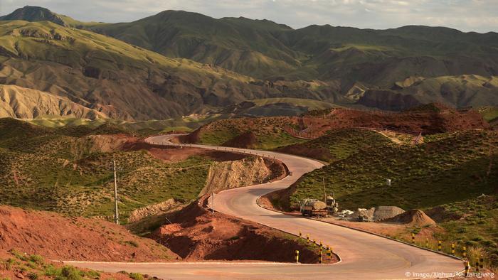 A estrada da seda histórica emoldurada por colinas verdes