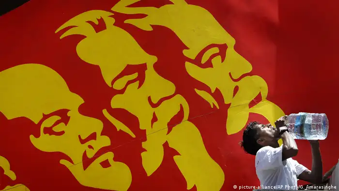 Obwohl Kommunismus historisch eng mit Unterdrückung verbunden ist, blieb Marx' Idee einer Gesellschaft ohne Klassen bis heute weltweit ein linkes Leitbild: Lenin, Marx und Engels zieren 2012 auf einer Demonstration zum Tag der Arbeit in Sri Lanka eine Werbetafel.