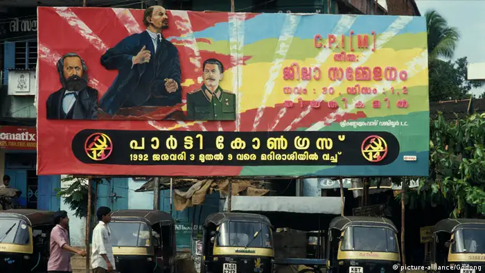 Ähnlich ergeht es Marx im indischen Bundesstaat Kerala an der tropischen Malabar-Küste (Arabisches Meer), wo er mal wieder neben Lenin und dem Tyrannen Stalin inszeniert wurde. Als sich Indiens Kommunisten 1964 spalteten, bildete sich aus der Kommunistischen Partei CPI übrigens die CPI(M) heraus - das M steht für Marxist.