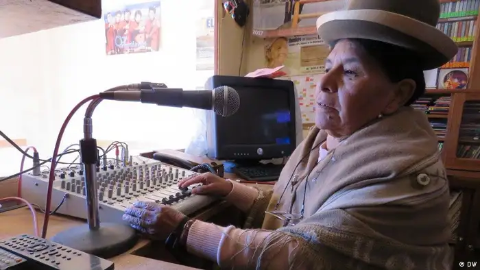 Rosa Jalja im Sendestudio. Die Chefin von Radio Copacabana engagiert sich seit 46 Jahren als Journalistin für die Menschen in ihrer Heimat.