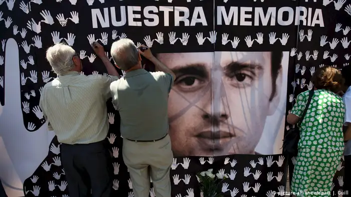 Spanien Madrid Demonstration für die Opfer der ETA (picture-alliance/dpa/J. J. Guill)