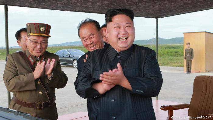 Nordkorea Kim Jong Un beklatscht Raketentest (picture-alliance/AP/KCNA)