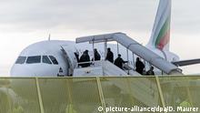 ARCHIV - Abgelehnte Asylbewerber steigen am 09.12.2014 am Baden-Airport in Rheinmünster (Baden-Württemberg) im Rahmen einer landesweiten Sammelabschiebung in ein Flugzeug. (zu dpa Zahl der Abschiebungen und freiwilligen Ausreisen rückläufig vom 17.12.2017) Foto: Daniel Maurer/dpa +++(c) dpa - Bildfunk+++ | Verwendung weltweit