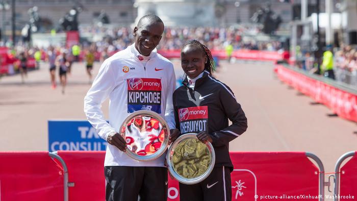 UK London Marathon 2018 | Gewinner Eliud Kipchoge und Vivian Cheruiyot aus Kenia (picture-alliance/Xinhua/R. Washbrooke)