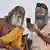 Indien Jammu - Zwei Hindus blicken auf ein Smartphone