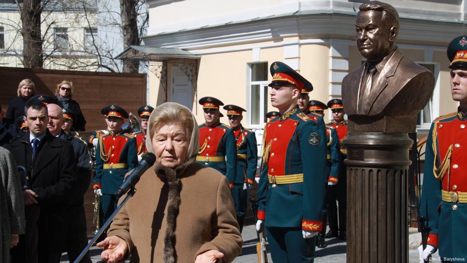 Бюст Ельцина открыли на "Аллее правителей" в Москве – DW – 23.04.2018