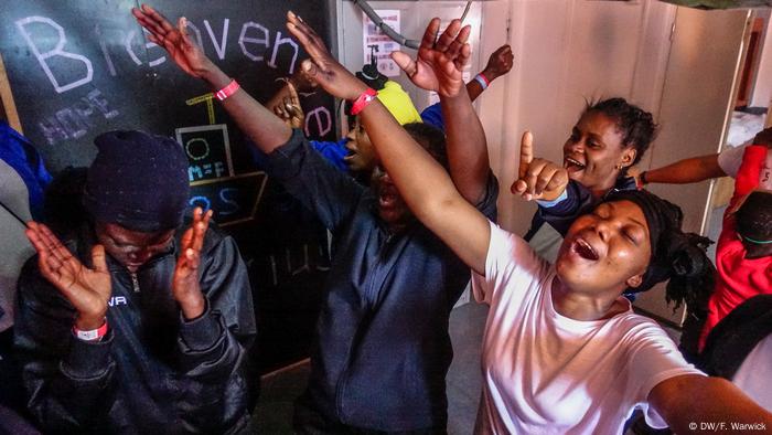 Woman sing and gesture aboard the Aquarius (DW/F. Warwick)