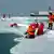 Mitarbeiter des Alfred-Wegener-Instituts entnehmen Proben in der Arktis