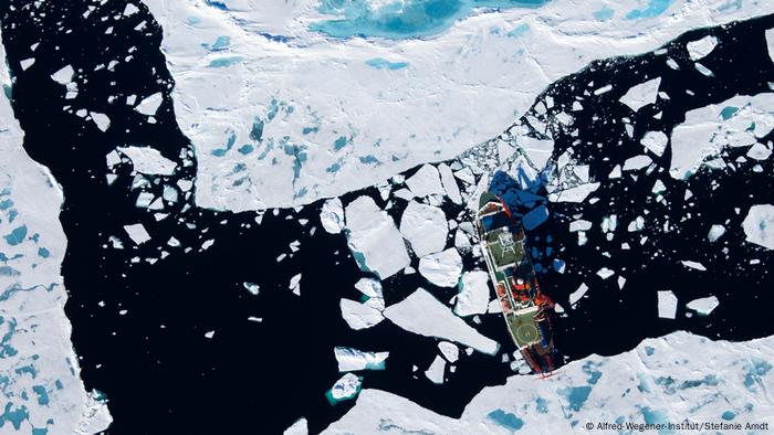 Luftaufnahme Polarstern am Gakkelrücken, Arktis (Alfred-Wegener-Institut/Stefanie Arndt)