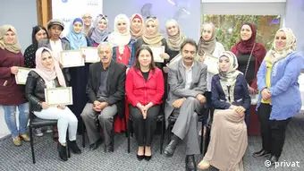 Mousa Rimawi (untere Reihe, zweiter von links), nach einem Workshop für Journalistinnen in Palästina. Rimawi ist Mitbegründer und Direktor des Palestinian Center for Development and Media Freedoms (MADA) in Ramallah