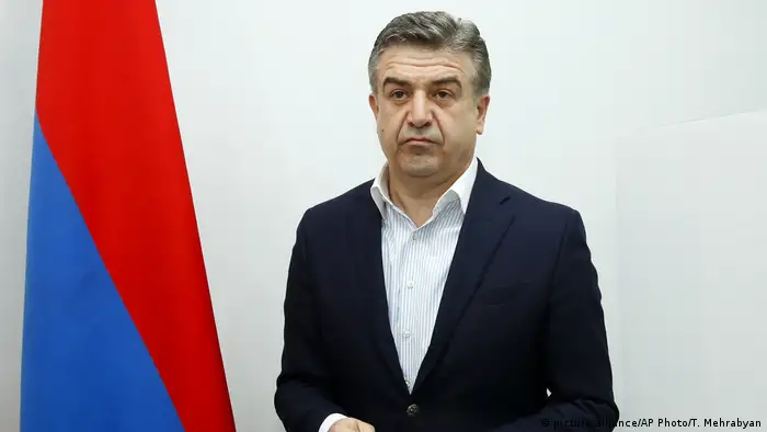 El presidente Sarkisián fue acompañado por el primer ministro interino, Karén Karapetián, y otras autoridades civiles y eclesiásticas del país visitaron este martes el monumento conmemorativo de las víctimas del genocidio armenio. Las autoridades depositaron ofrendas florales al pie de la llama eterna de Tsisernakaberd (Fortaleza de las Golondrinas). (24.04.2018).