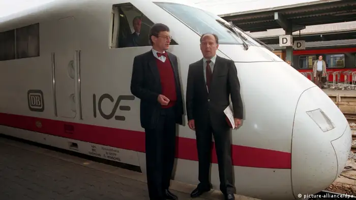 German Research Minister Riesenhuber and Transport Minister Warnke in front of an ICE train in 1988 (picture-alliance/dpa)