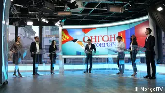 Erdene moderiert eine wöchentliche Diskussionssendung auf MongolTV.