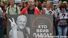 A man carries a sign reading a year has passed, who killed Pavla? during a march in central Kiev on July 20, 2017 to commemorate the death of investigative journalist Pavel Sheremet.
One year after Belarus-born independent journalist Pavel Sheremet was killed by a car bomb in central Kiev, about five hundred people gathered at the scene of the tragedy to honour his memory and demand a swift investigation. Journalists, civil society activists and Sheremet's friends marched to the Presidential Administration and Interior ministry to remind authorities that the case is not forgotten and the perpetrators must be punished.
Plackard reads - One year passed and Who killed Pavel? / AFP PHOTO / GENYA SAVILOV (Photo credit should read GENYA SAVILOV/AFP/Getty Images)