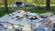 Gambar menunjukkan tumpukan sampah di lahan rumput Gambar menunjukkan tumpukan sampah di lahan rumput