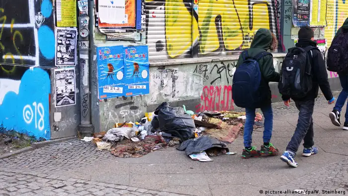 Deutschland Müll Kinder in Kreuzberg (picture-alliance/dpa/W. Steinberg)