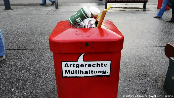 Deutschland Müll Abfallbehälter mit Aufschrift Artgerechte Müllhaltung (picture-alliance/blickwinkel/M. Henning)