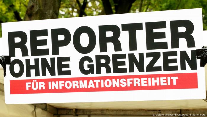 Berlin - Tag der Pressefreiheit 2017 | Schild Reporter ohne Grenzen (picture-alliance/Eventpress/Stauffenberg)