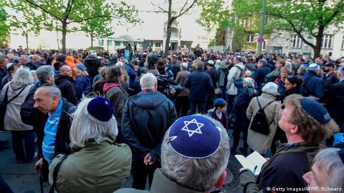 Deutschland Demonstration gegen Antisemitismus in Berlin | Berlin wears kippa (Getty Images/AFP/T. Schwarz)