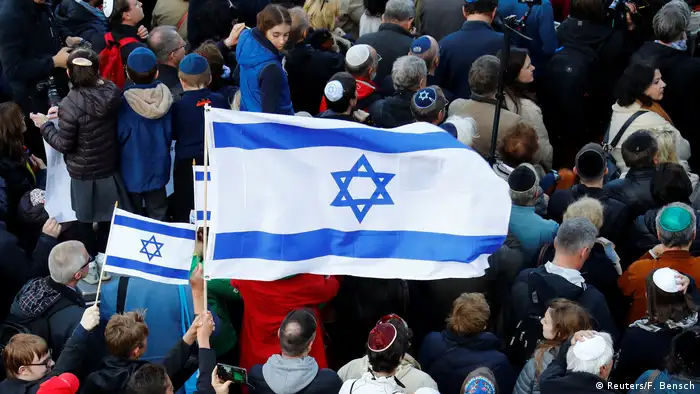 Deutschland Demonstration gegen Antisemitismus in Berlin | Berlin wears kippa (Reuters/F. Bensch)
