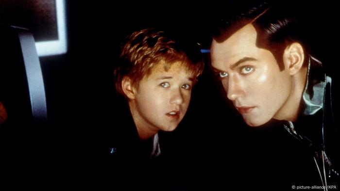 David (Haley Joel Osment) und Gigolo Joe (Jude Law) in einem Still des Films A.I. - Künstliche Intelligenz. (picture-alliance/KPA )