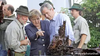 Merkel beim Grillen mit George W. Bush 2006