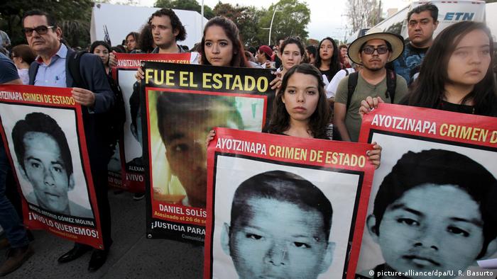 Second anniversary of the disappearance of the 43 Mexican student (picture-alliance/dpa/U. R. Basurto)