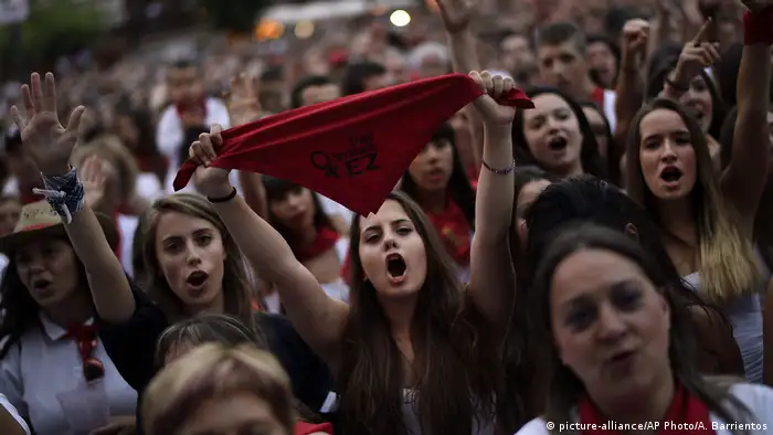 Spanien - Proteste wegen Vergewaltigung zu Pamplona San Fermin Festival (picture-alliance/AP Photo/A. Barrientos)