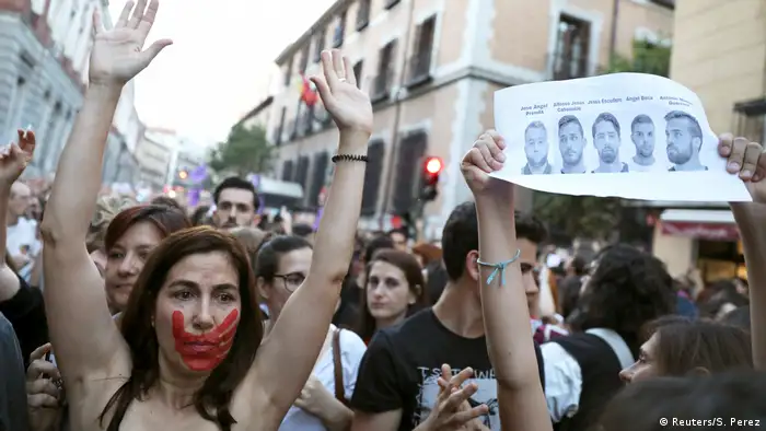 La alcaldesa de Barcelona, Ada Colau, y representantes de todos los grupos municipales han escenificado en el Saló de Cent un posicionamiento unitario frente a la sentencia judicial de la Audiencia Provincial de Navarra en el llamado caso de La Manada, que han plasmado en una declaración institucional. (27.04.2018).