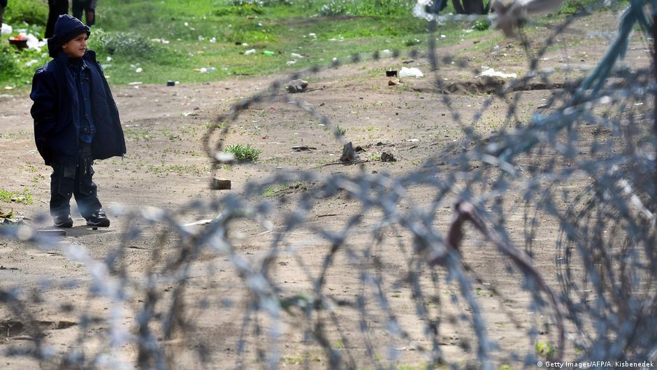 Hungary: Kids mistreated in transit zones?