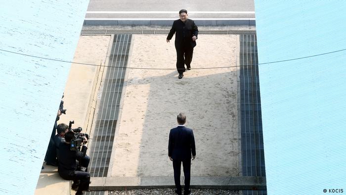 Ким Чен Ын и Мун Чжэ Ын во время исторического саммита 27 апреля 2018 года