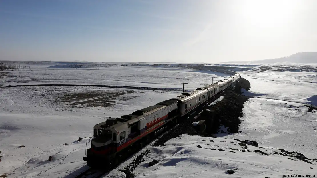 Kars'tan Ankara'ya giden Doğu Ekspresi treni, karla kaplı Kars'ta seyir hâlinde.