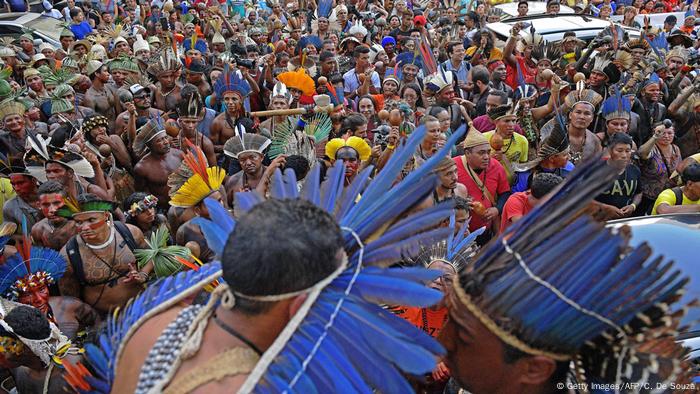 Brasilien Brasilia Proteste indigener Völker (Getty Images/AFP/C. De Souza)