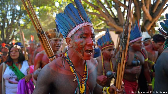 Brasilien Brasilia Proteste indigener Völker (Getty Images/AFP/C. De Souza)
