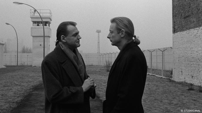 Wings Of Desire Wim Wenders Restored Masterpiece Revives Divided Berlin Film Dw 02 05 2018