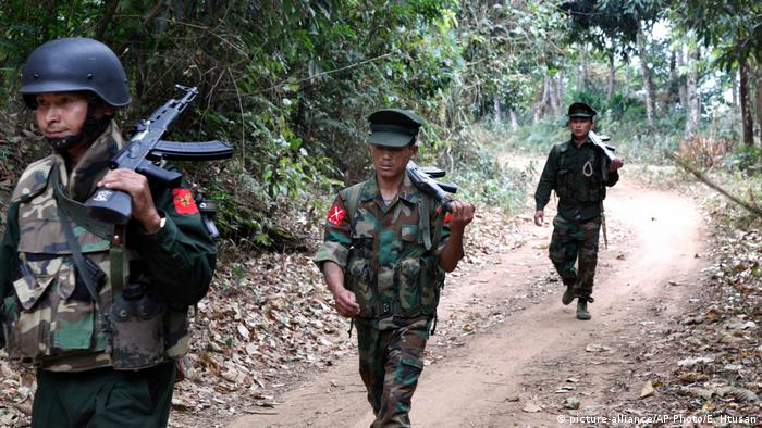 Soldaten der Kachin Independence Army auf einer Dschungelpiste