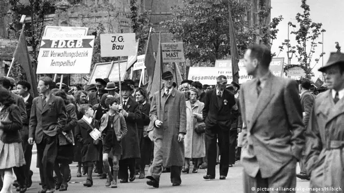 1. Mai Tag der Arbeit in Ostberlin 1949 (picture-alliance/akg-images/Hilbich)