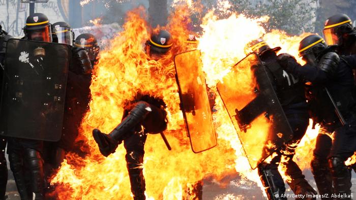 Спецпризначенці у вогні: під час акцій у Парижі 1 травня 2017 року