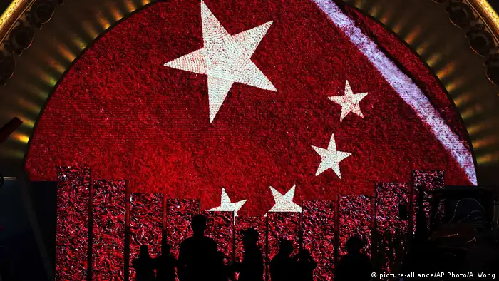 China Peking Chinesische Flagge (picture-alliance/AP Photo/A. Wong)