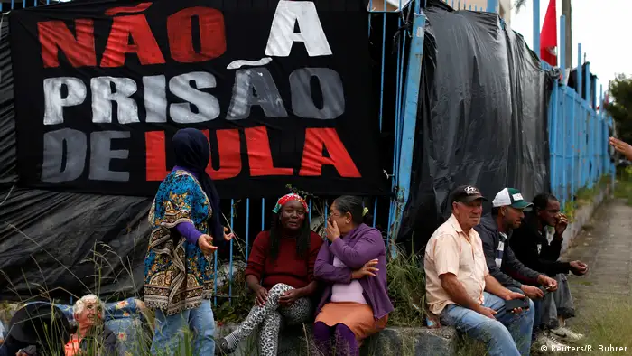Brasilien Curitiba Camp von Unterstützern des ehemaligen Präsidenten Lula (Reuters/R. Buhrer)