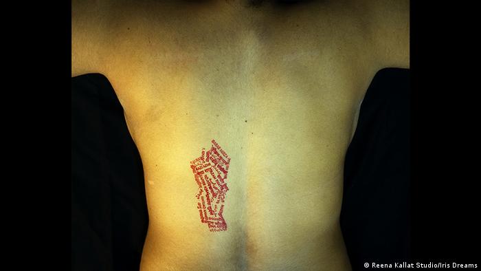 Nackter Rücken mit einer Zeichnung (Reena Kallat Studio/Iris Dreams)