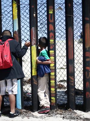 Caravana migrante intenta cruzar por la fuerza hacia EE.UU. DW