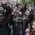 Die Massenproteste um Paschinjan (M.) hatten Regierungschef Sargsjan zum Rücktritt gezwungen