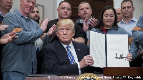 USA Präsident Trump unterzeichnet Dekret zu Strafzöllen auf Stahl und Aluminium (picture-alliance/dpa/Consolidated News Photos/M. Reynolds)