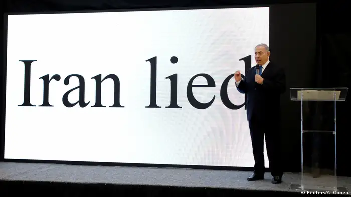 Benjamin Netanjahu mit seiner Präsentation Israel - Iran Sicherheit Verteidigung (Reuters/A. Cohen)