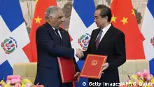 China Unterzeichnung des diplomatischen Abkommens zwischen der dominikanischen Republik und China in Peking (Getty Images/AFP/G. Baker)