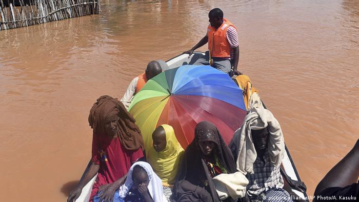 Ces habitants d'un village au Kenya doivent être évacués après des pluies torrentielles