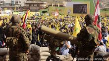 NABATIEH - LEBANON - MAY 24: Lebanese people gather to mark the 15th anniversary of the Israeli withdrawal from south Lebanon in the southern town of Nabatieh, Lebanon on May 24, 2015. Shiite Hezbollah movement's leader Hassan Nasrallah gave a speech by tele-conference. Stringer / Anadolu Agency | Keine Weitergabe an Wiederverkäufer.