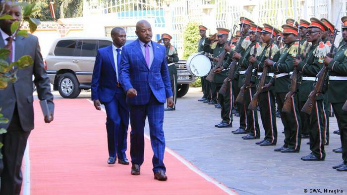 Nkurunziza inspects soldiers (DW/A. Niragira )