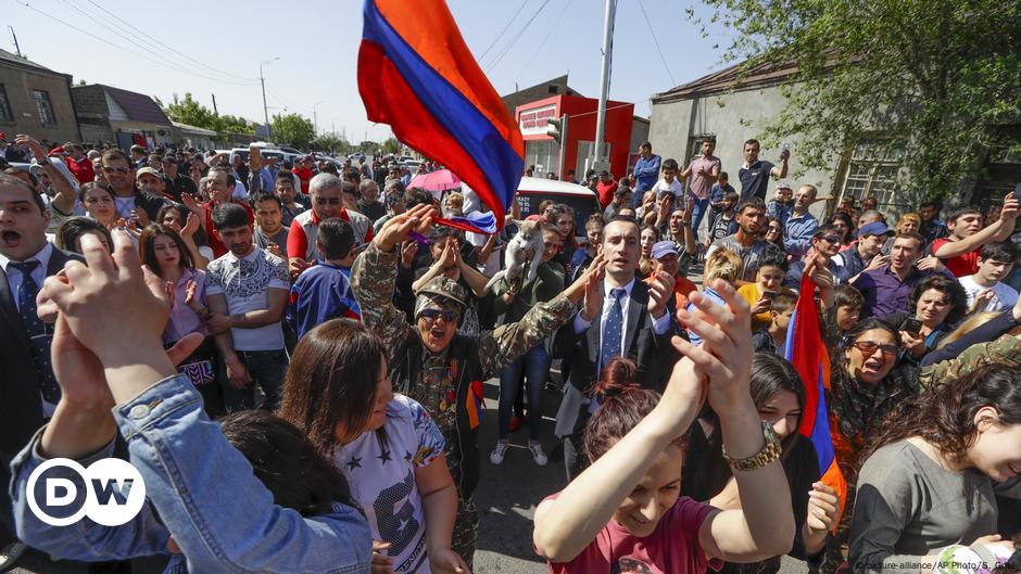 Protests Shut Down Armenian Capital – DW – 05/02/2018